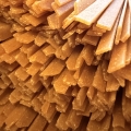 Close-up van ongekookte biologische volkoren tagliatelle van Nonna di Sardegna, met zichtbare uiteinden en brede pastalinten.